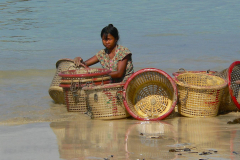 Myanmar, Ngapali Beach, Die Körbe werden gereinigt