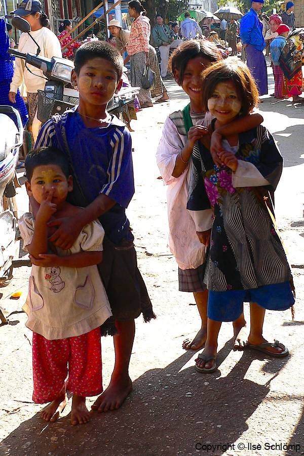 Myanmar, Pyay, Während wir uns  Stoffe für Longyi anschauen, schauen die Kinder interessiert zu
