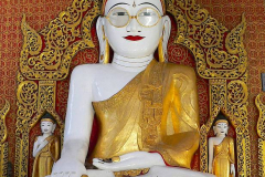 Myanmar, Pyay, Shwemyetman Pagode, Sitzender Buddha mit der goldenen Brille