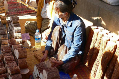 Myanmar, Pyay, Thanaka wird zum Verkauf angeboten