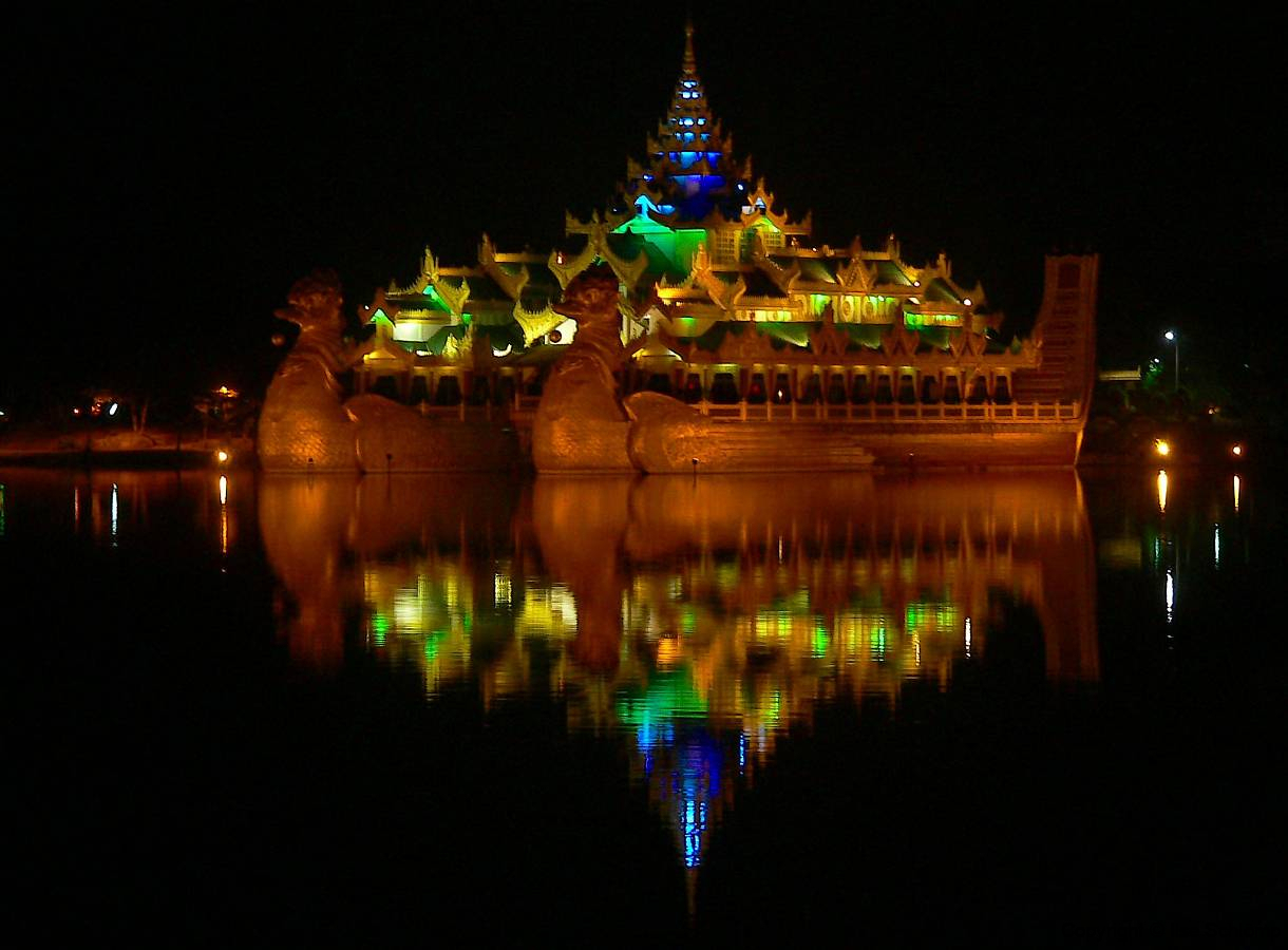 Myanmar, Yangon, Burmesische Königsbarke im Königlichen See bei Nacht