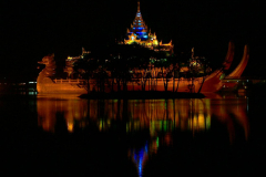 Myanmar, Yangon, Burmesische Königsbarke im Königlichen See bei Nacht