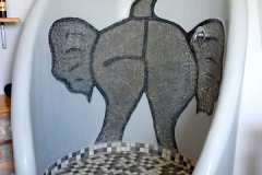 Namibia-Etosha-NP-Elefantendusche-in-der-Lodge