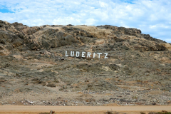 Namibia, Lüderitz-Schriftzug im Berg am Eingang nach Lüderitz