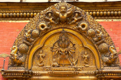 Nepal, Bhaktapur, Durbar Square, Das Goldene Tor, Vergoldeter Türbogen mit der Göttin Taleju und Garuda