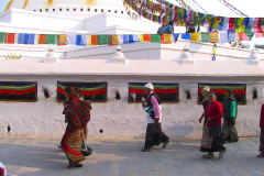 Nepal, Bodnath, Bodnath-Stupa, Tibeter umrunden den Stupa im Uhrzeigersinn