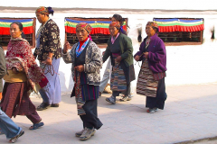 Nepal, Bodnath, Bodnath-Stupa, Tibetische Frauen in traditioneller Tracht mit Gebetsketten umrunden den Stupa im Uhrzeigersinn