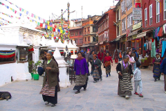 Nepal, Bodnath, Bodnath-Stupa, Tibetische Frauen in traditioneller Tracht vor dem Stupa