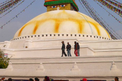Nepal, Bodnath, Bodnath-Stupa, Gläubige umrunden den Stupa im Uhrzeigersinn