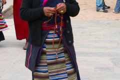 Nepal, Bodnath, Bodnath-Stupa, Tibetische Frau in traditioneller Tracht