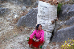 Nepal, Begegnungen unterwegs nach Bungamati, Lastenträgerin legt eine Pause ein