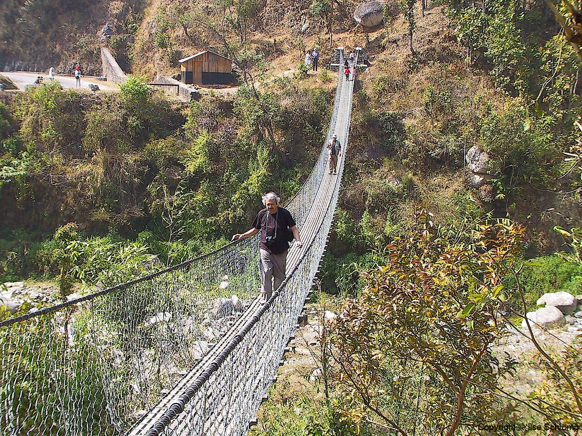 Nepal, Unterwegs nach Daman, Wir überqueren eine Hängebrücke