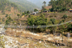 Nepal, Unterwegs nach Daman, Wir überqueren eine Hängebrücke