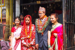 Nepal, Chobhar, Newar-Brautpaar vor dem Jal Binayak Tempel