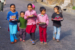 Nepal, Begegnungen unterwegs nach Lumbini, Kinder mit Opfergaben