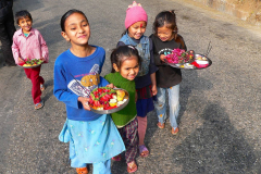 Nepal, Begegnungen unterwegs nach Lumbini, Kinder mit Opfergaben
