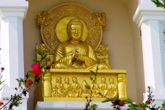 Nepal, Lumbini, World Peace Pagode, Vergoldete Buddha-Statue