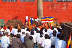 Nepal, Lumbini, Pilger vor der Säule des Ashoka