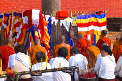 Nepal, Lumbini, Pilger vor der Säule des Ashoka