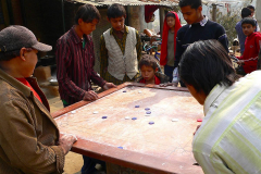 Nepal, Begegnungen unterwegs nach Pokhara, Carrom Brettspiel