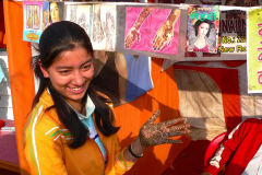 Nepal, Begegnungen in Tansen, Handmalerei mit Henna