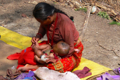 Nepal, Trekking Umgebung von Nagarkot, Baby-Senfölmassage