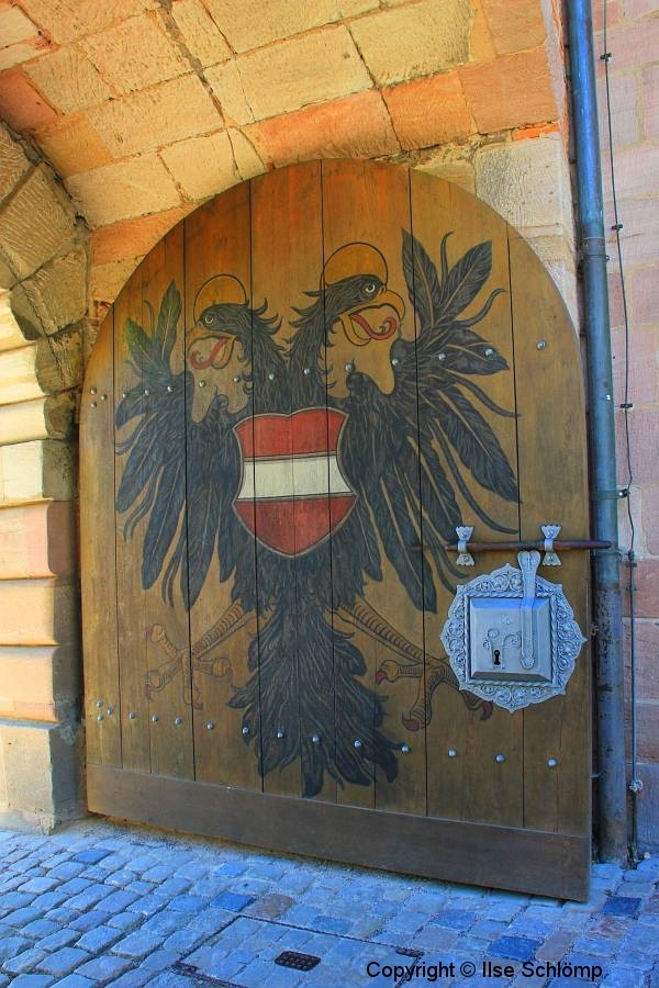 Nürnberg, Kaiserburg, Das Wappen des Kaisers am Burgtor