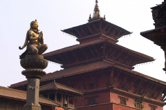 Nepal, Patan, Durbar Square, Goldene Garuda Säulen-Statue