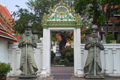 Thailand, Bangkok, Wat Pho, Eingang mit Wächtern