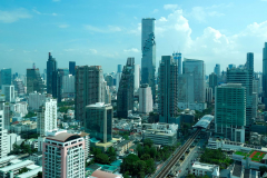 Thailand-Bangkok-Blick-auf-die-Skyline-und-den-Skytrain