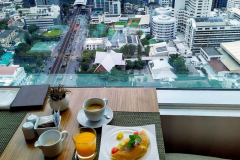 Thailand-Bangkok-Frühstück-mit-Ausblick-auf-die-Skyline