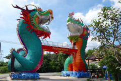 Thailand-Bangkok-Eingang-zum-Drachentempel-Wat-Samphran