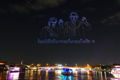 Thailand-Bangkok-Vijit-Chao-Phraya-2025-Festival-Königin- Sirikit-und-König-Bhumibol--grüßen-vom-Himmel