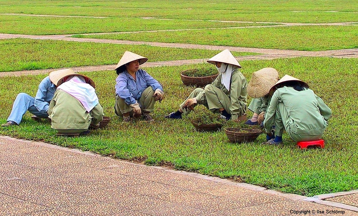 Hanoi, Rasenpflege vor dem Ho Chi Minh-Mausoleum