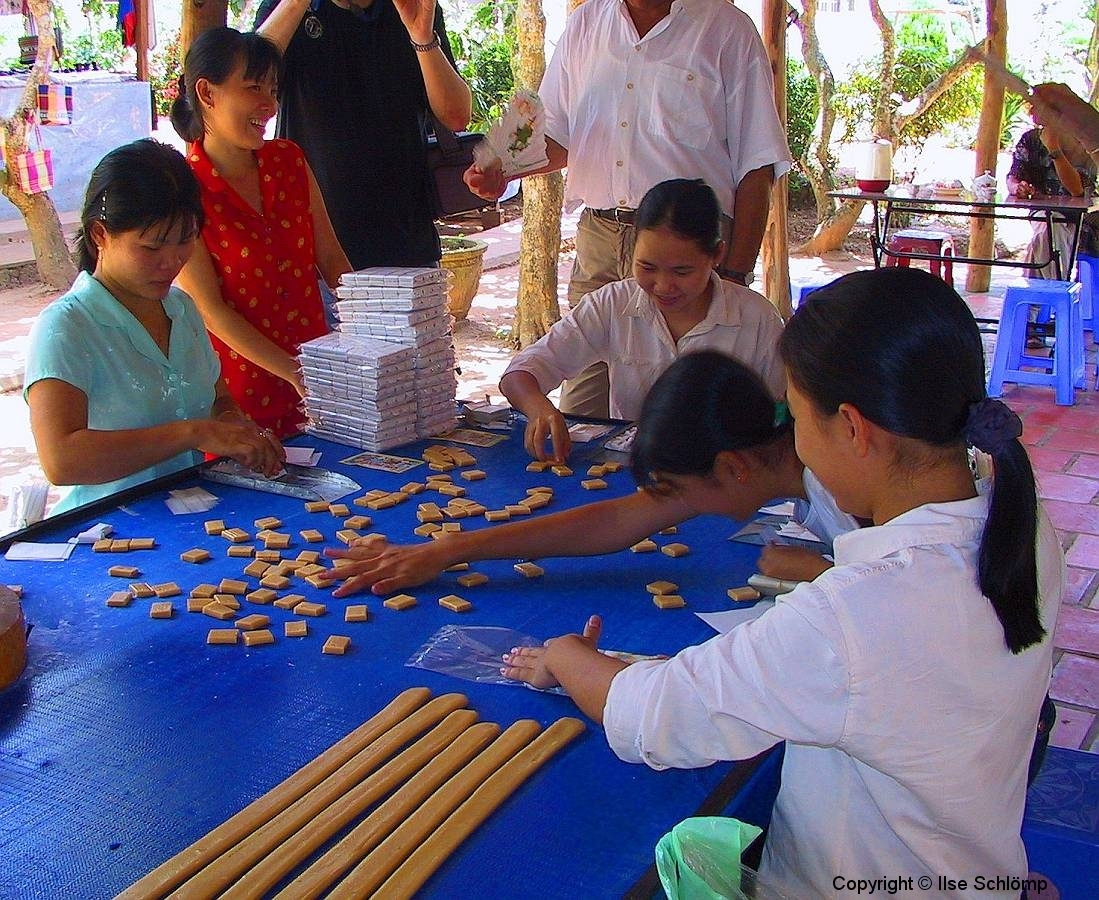 Mekong-Delta, Die Bonbons werden von Hand eingewickelt