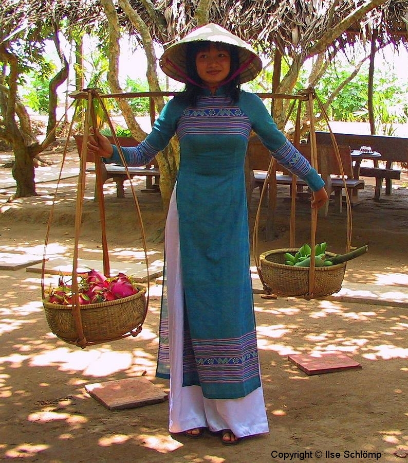 Mekong-Delta, Schultertragestange mit zwei Körben voller Früchte